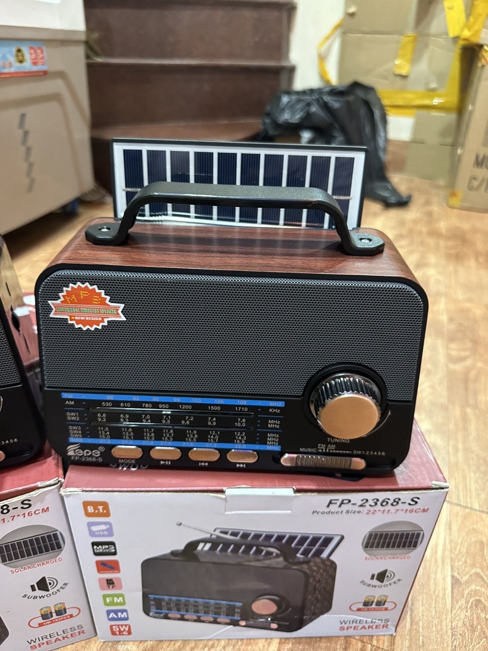 Đài Radio năng lượng mặt trời 2368 S xoay 180 độ kết nối FM,AM,SW,Bluetooth có cổng usb và thẻ nhớ. Pin 6 tiếng hàng Chính hãng Kim Cương