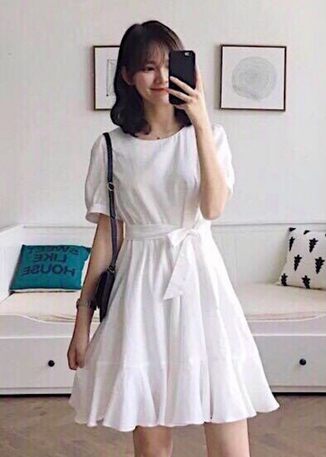 Đầm trắng đuôi cá cột eo