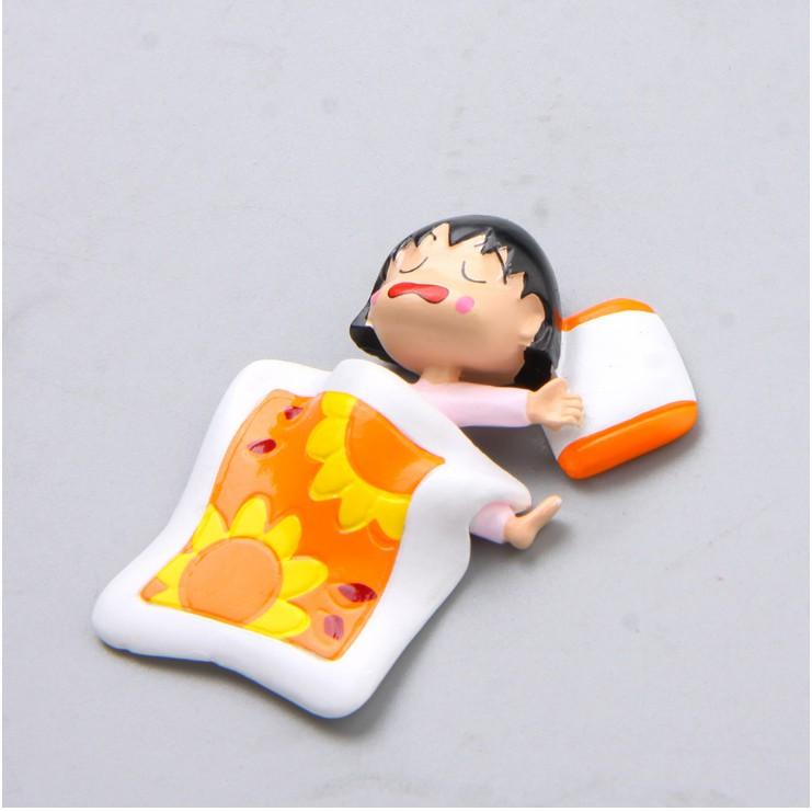 Mô hình Maruko và bé Shin đắp chăn nằm ngủ (có nam châm gắn tủ lạnh)