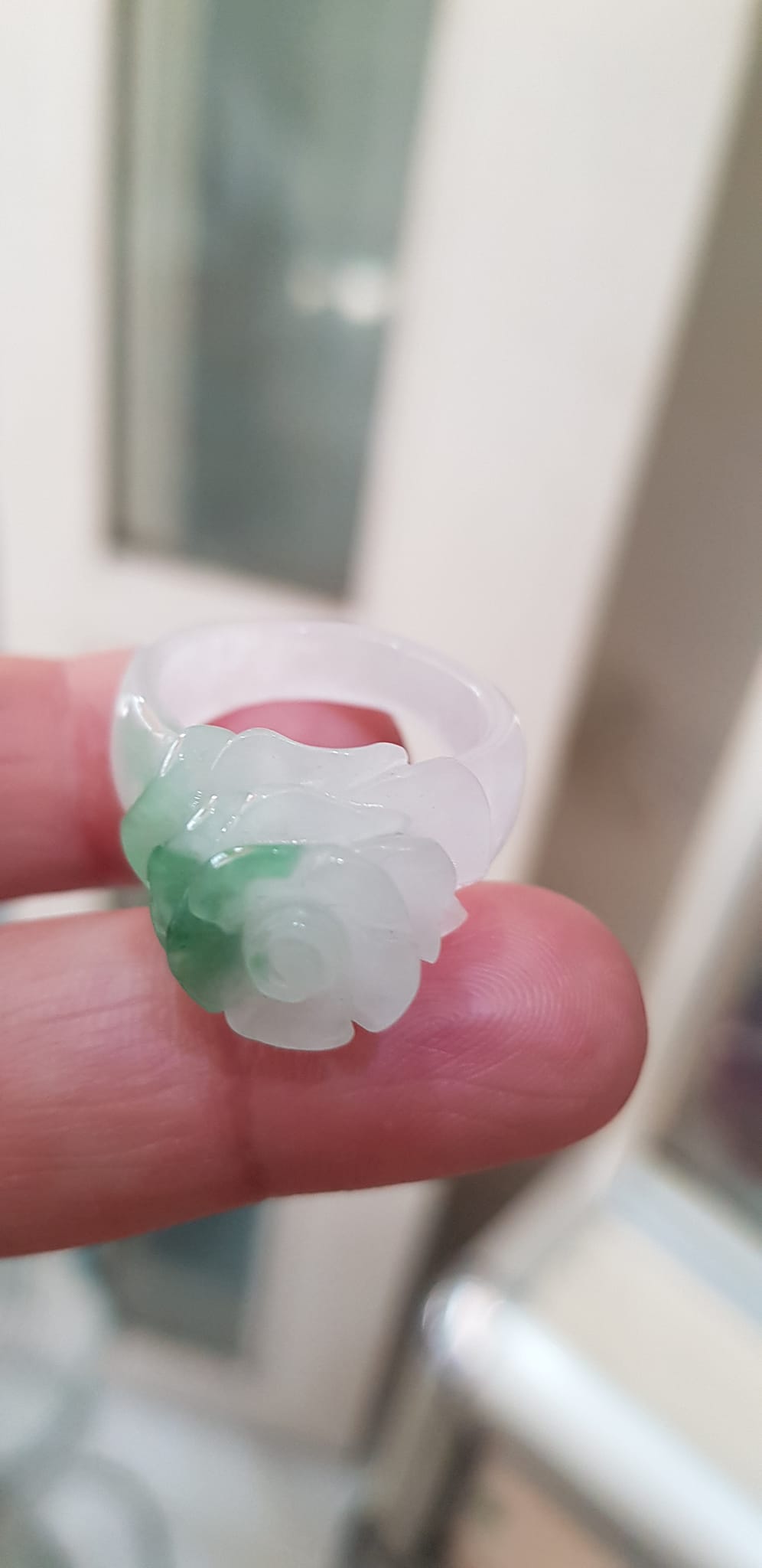 Nhẫn Nữ mới chạm Bông Hồng Nổi màu Trắng Xanh nhẹ rất đẹp đá cẩm thạch tự nhiên Ni 18mm đeo tay xinh lắm  ạ