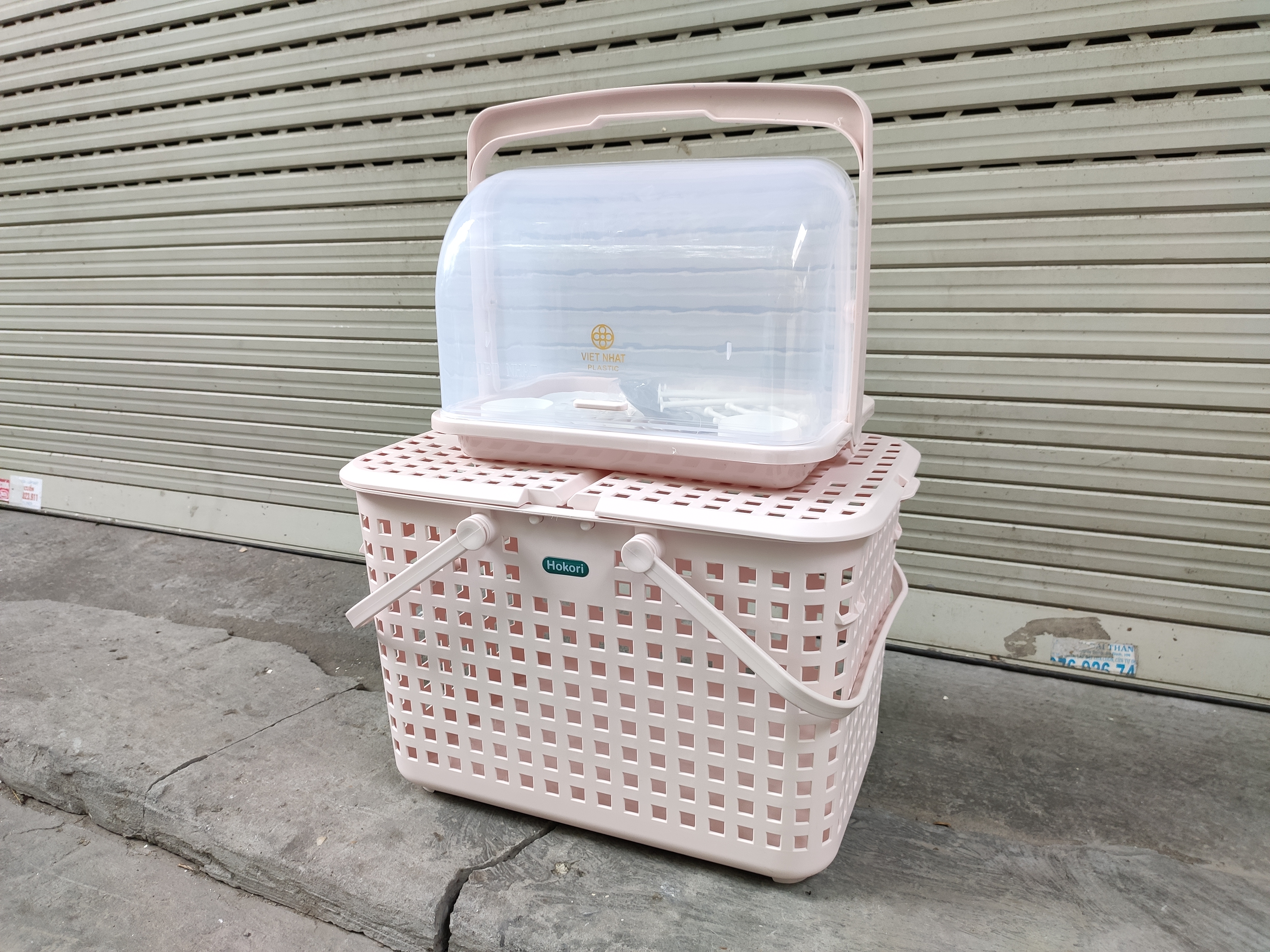 Combo kệ úp bình sữa và Giỏ đựng đồ cho Mẹ đi sinh bằng nhựa cao cấp quai giữa có nắp đậy HOKORI - Nhiều Màu (tặng bộ chổi vệ sinh có nam châm hít từ )