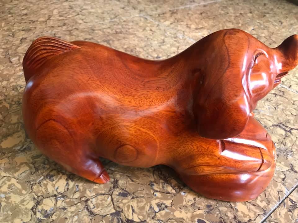 TƯỢNG HEO GỖ GÕ NẰM ÔM BAO TIỀN VUI VẺ SIZE DÀI 30CM X CAO 17CM X NGANG 14CM TRƯNG BÀN ĐẸP