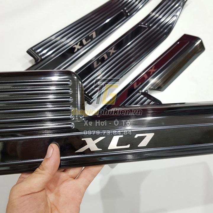 Bộ sản phẩm ỐP BẬC CỐP VÀ BẬC CỬA vân Titan xe Suzuki XL7