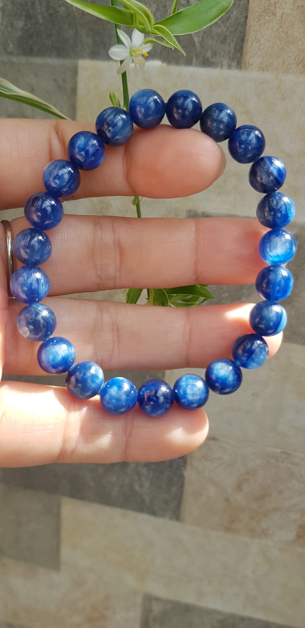 Vòng tay nữ đá kyanite tự nhiên hay đá Sapphire nước xanh dương Đậm bóng đẹp 8mm đẹp sang tốt sức khỏe , mang lại may mắn, tài lộc nữ mệnh Thủy mệnh Mộc đeo ạ