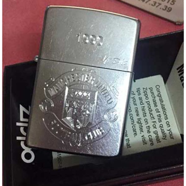 Bật Lửa ZIPPO KHẮC LOGO MANCHESTER UNITED 09 – ZIPPO 207.MU09