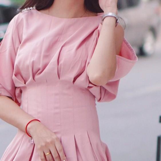 Váy hồng đính hạt, tay xẻ cánh tiên, xếp ly eo Tặng kèm hoa Hachidesigns