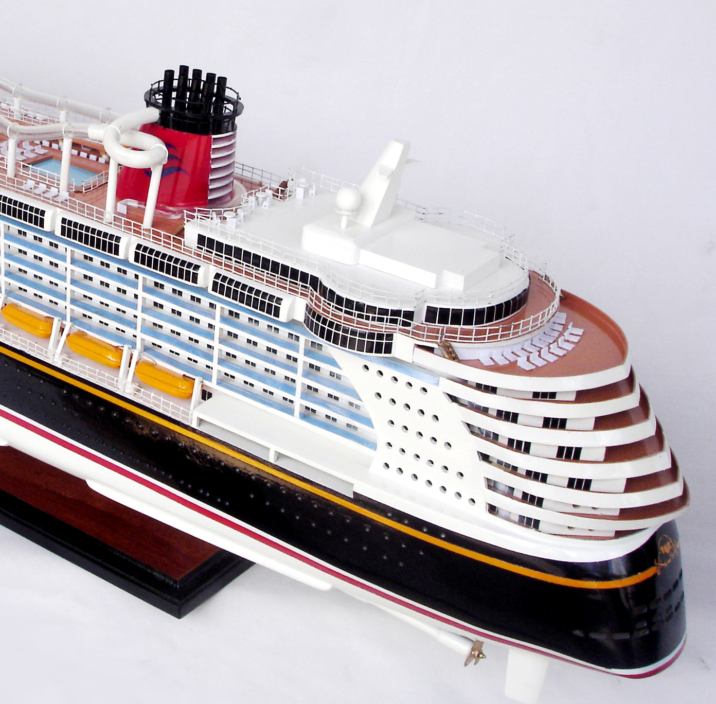 Mô hình thuyền du lịch DISNEY DREAM - 81cm