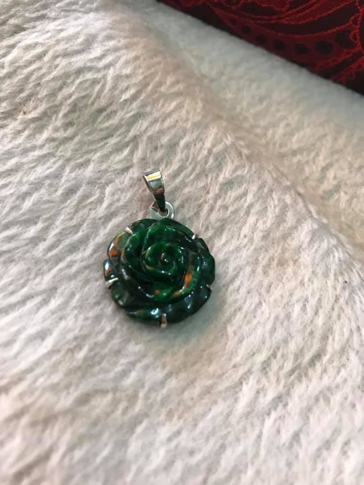 MẶT DÂY CHUYỀN BÔNG HOA HỒNG NỔI TO CÓ KHOEN ĐẸP SIZE 20MM X DẦY 6MM CHẤT LIỆU 100% ĐÁ CẨM THẠCH THIÊN NHIÊN NỮ MỆNH THỦY MỘC HỎA ĐEO ĐẸP LẮM Ạ