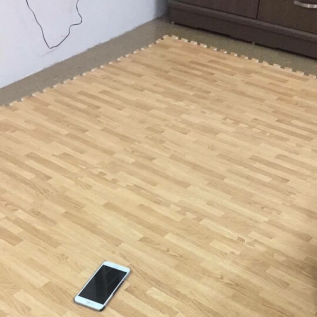 Thảm lót trải sàn nhà màu vân gỗ sang trọng loại to kích cỡ 1 tấm 60x60cm, độ dày 1cm giữ ấm chân mùa thu đông, thiết kế đẹp sang trọng trang trí phòng ngủ, phòng khách, văn phòng