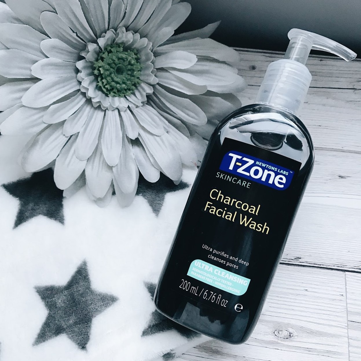 Gel Rửa Mặt Than Hoạt Tính T-Zone Skincare Charcoal Facial Wash 200ml