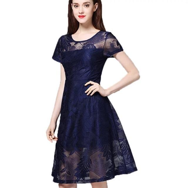 Đầm xoè ren họa tiết chiếc lá