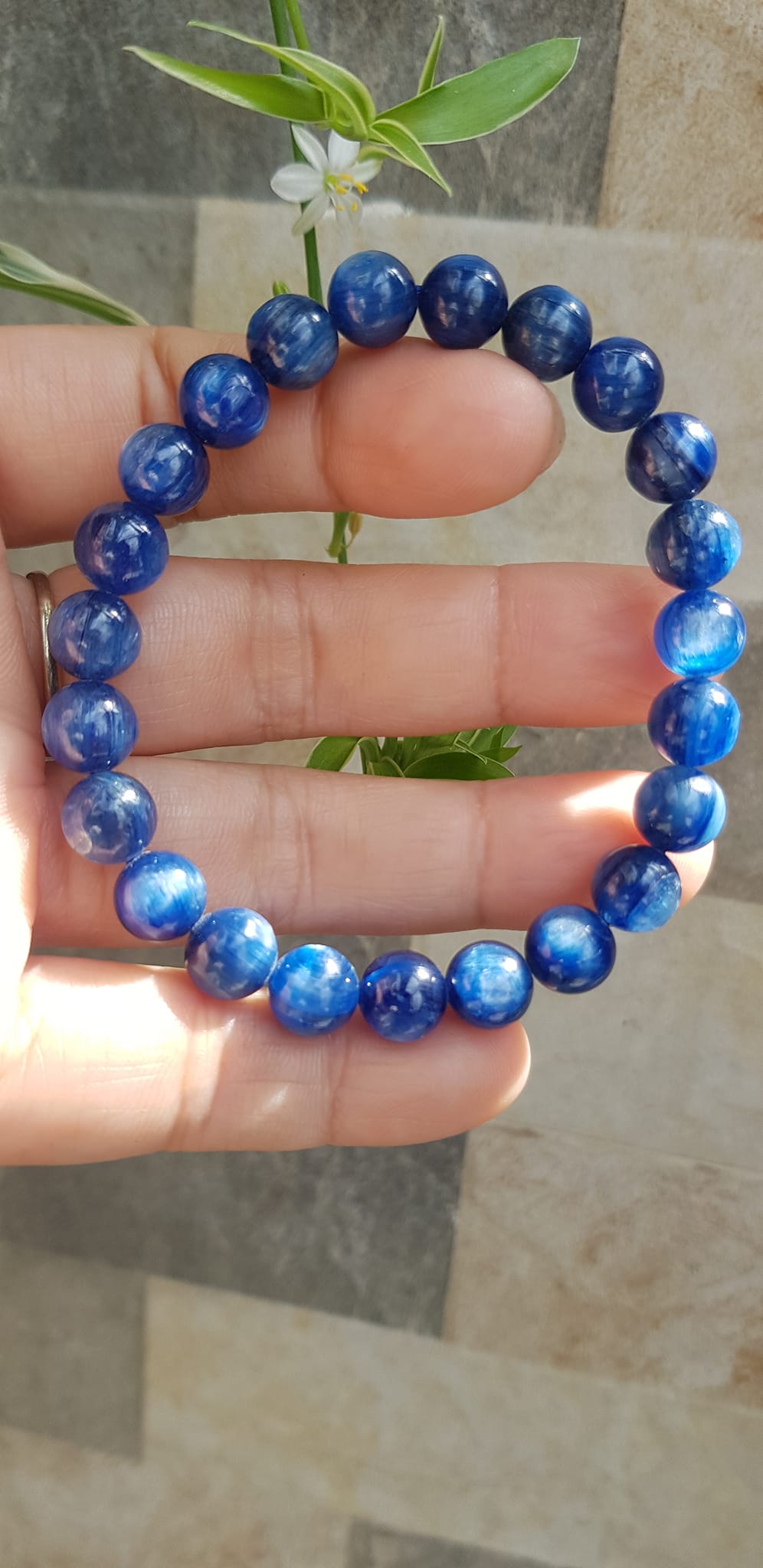 Vòng tay nữ đá kyanite tự nhiên hay đá Sapphire nước xanh dương Đậm bóng đẹp 8mm đẹp sang tốt sức khỏe , mang lại may mắn, tài lộc nữ mệnh Thủy mệnh Mộc đeo ạ