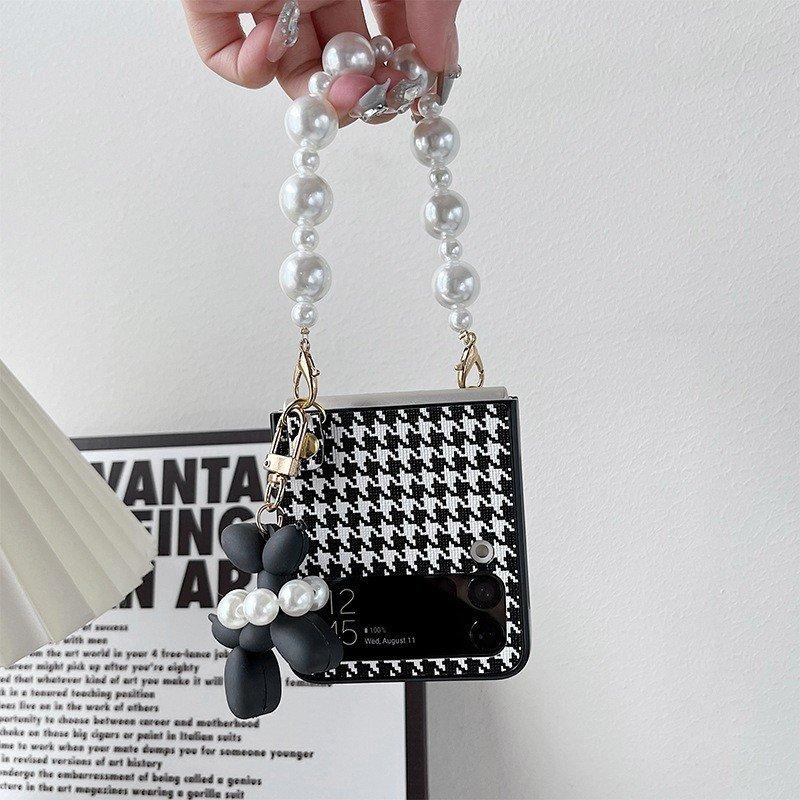 Ốp Lưng Houndstooth Cho Samsung Galaxy Z Flip 5/ Z Flip 4 / Z Flip 3 Kèm Dây Ngọc Trai Cầm Tay - Bum Store Galaxy Case