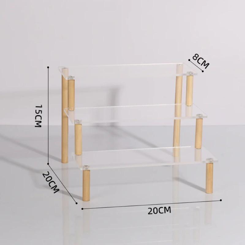 Kệ Mica chân gỗ trưng bày mô hình sản phẩm, nước hoa, bánh