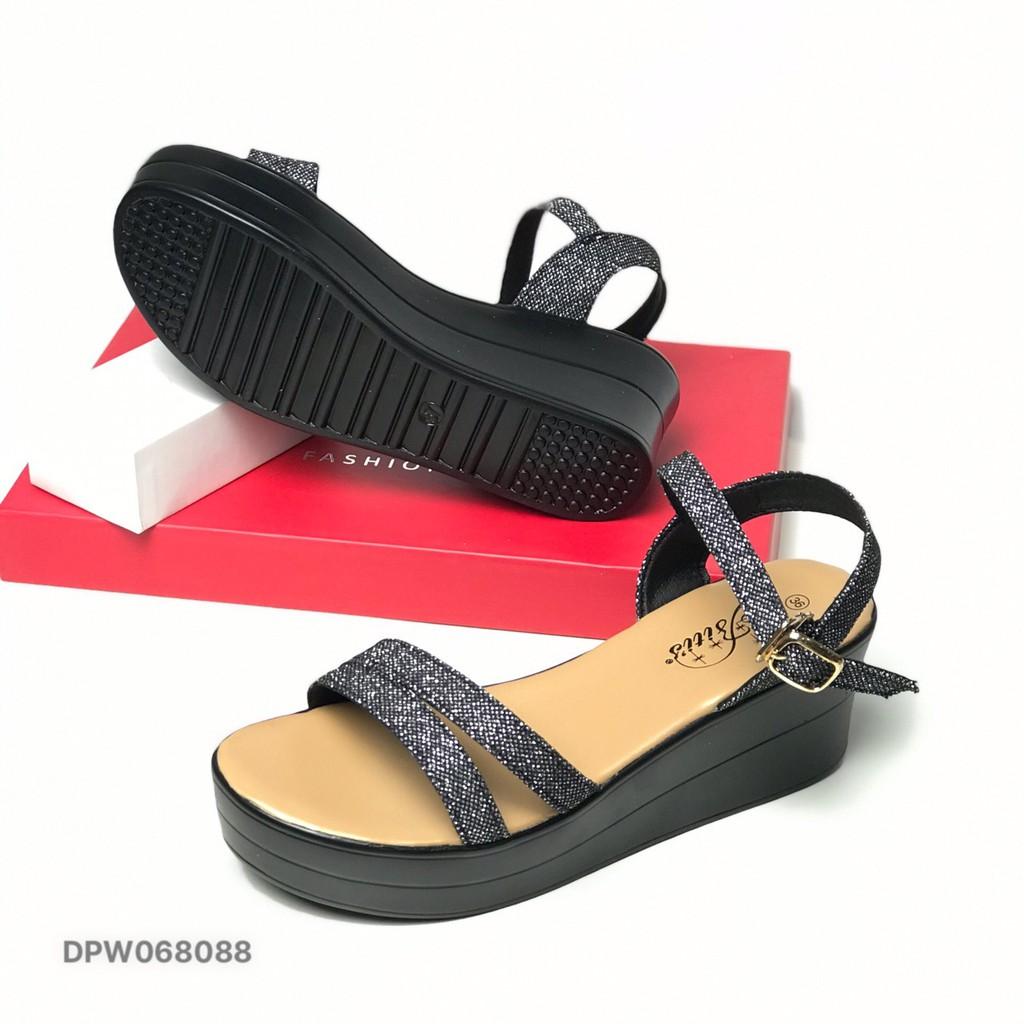 Sandal nữ Dép quai hậu nữ kim tuyến phom to đế xuồng cao 5.5cm DPW068088