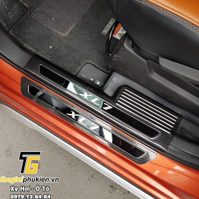 BỘ SẢN PHẨM Nẹp bước chân và ốp chống trầy cốp Suzuki XL7 - Mẫu vân Carbon