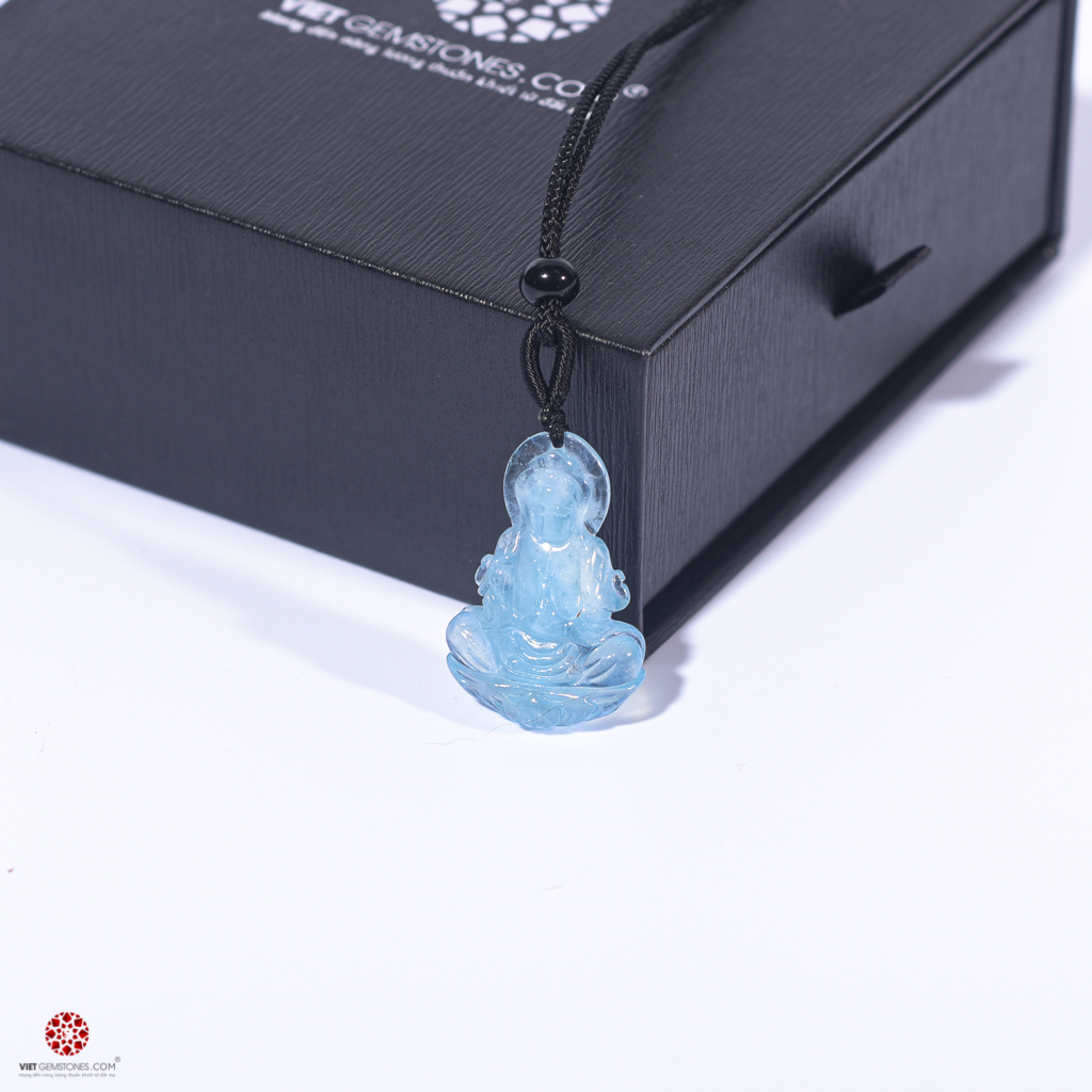 Mặt dây chuyền Phật Bà Quan Thế Âm Bồ Tát chế tác từ đá Hải Lam Ngọc (Aquamarine) tự nhiên 100% - Hợp mệnh Thủy, Mộc | VietGemstone