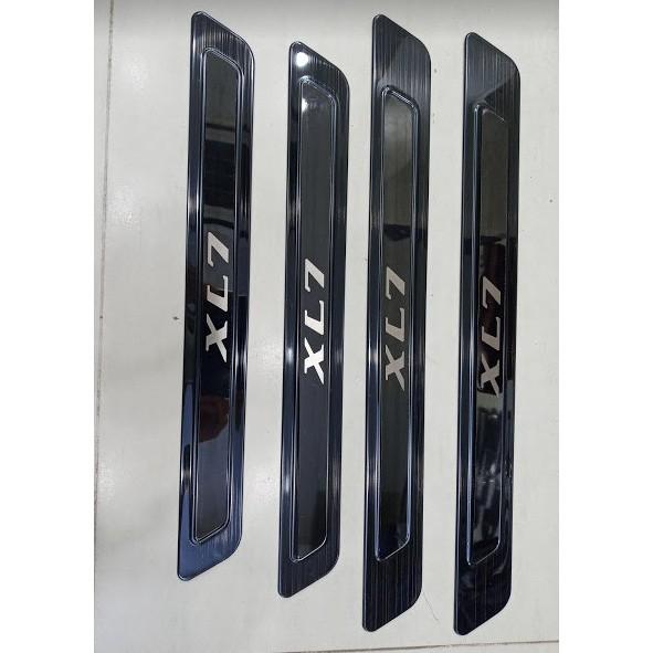 Ốp Bậc Dành Cho Xe Suzuki XL7, XL-7 2020 2021 Mẫu TiTan Tặng Kèm Keo Tăng Dính