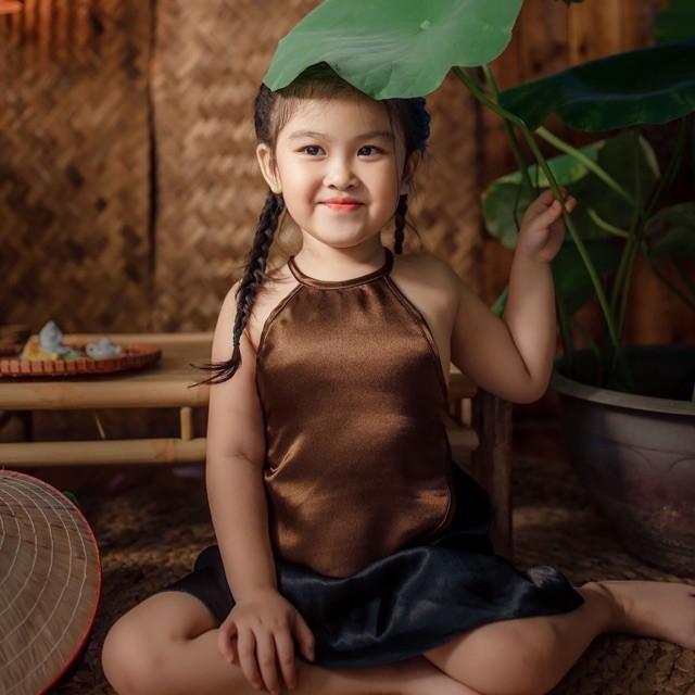 Váy yếm đào màu nâu truyền thống cho bé gái cực kì dể thương