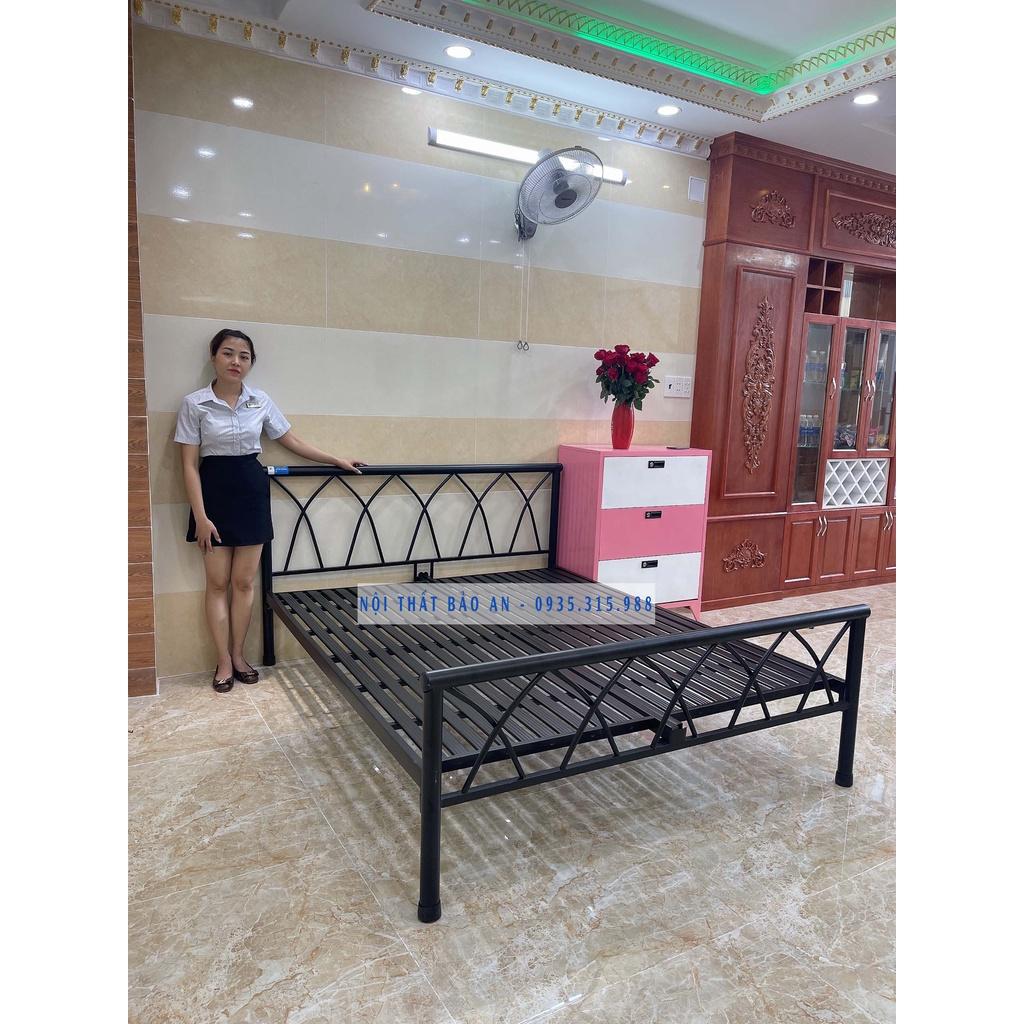 Giường sắt mỹ nghệ đan chéo 1m8x2m, tháo lắp dễ dàng