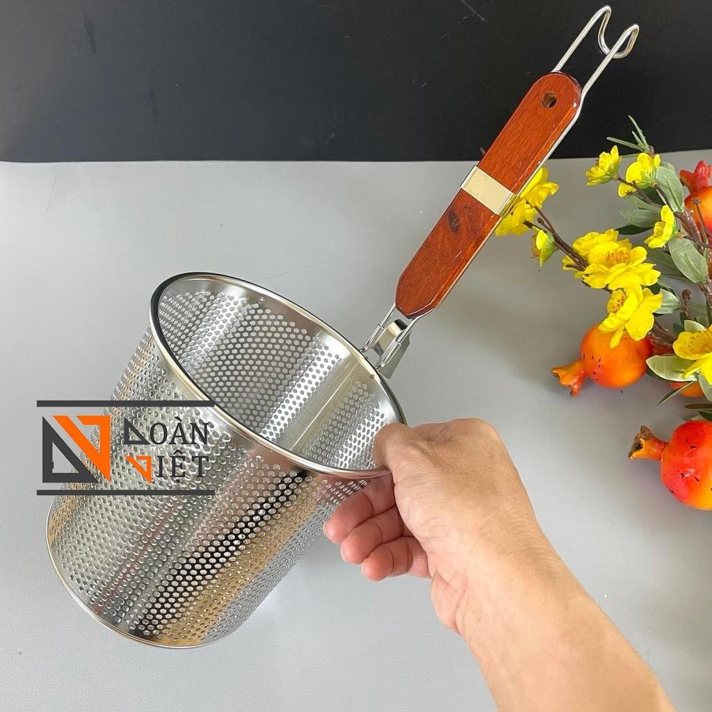 Vợt TRỤNG HỦ TIẾU MÌ [INOX 304], VỢT XƯƠNG loại tốt- Sâu Lòng .lưới dày, cán gỗ, móc treo tiện dụng - Nhiều Size