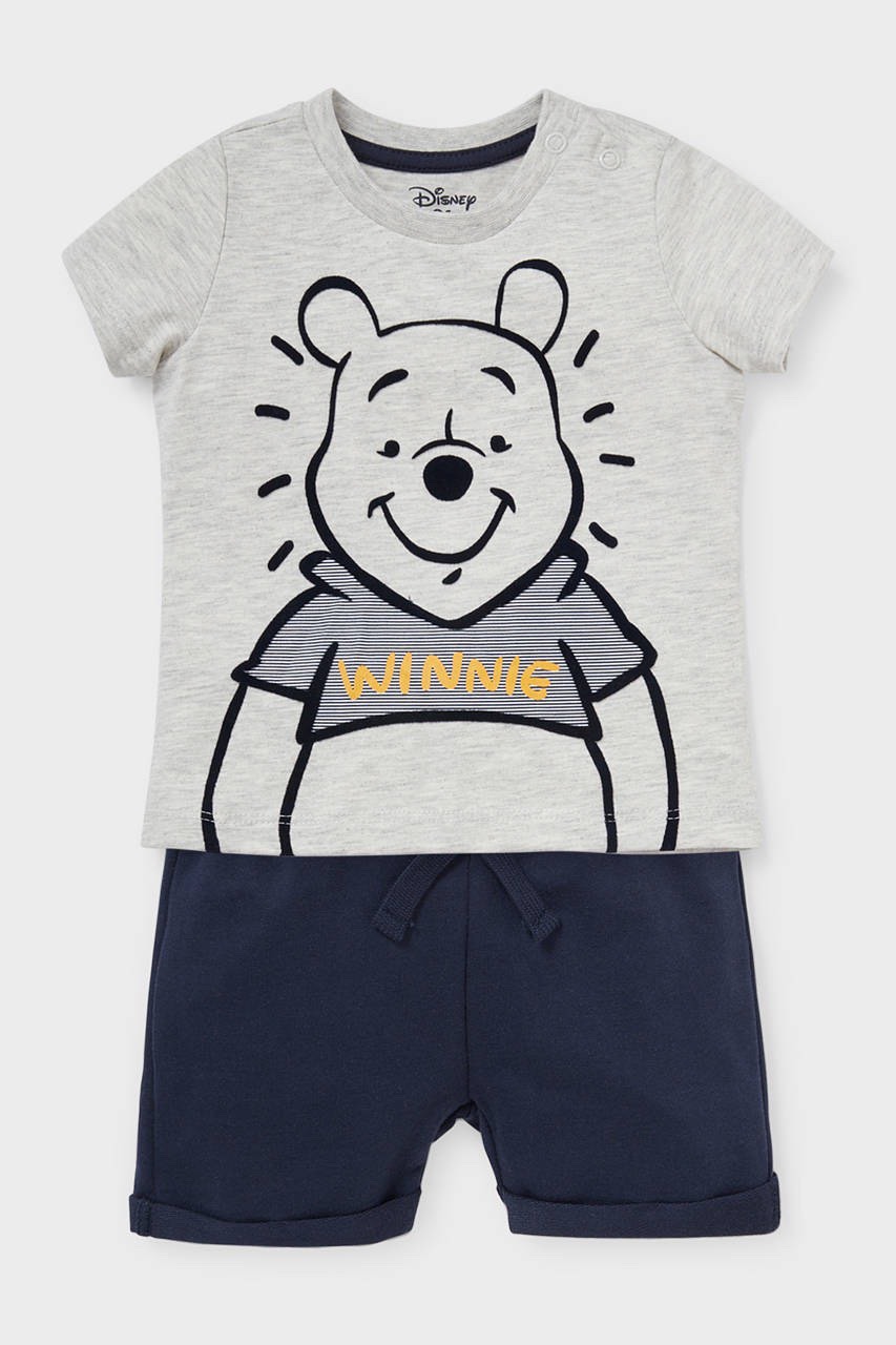 Set 2 bộ Pooh Next cho bé trai rất đẹp, chất cotton mềm mịn mặc rất thích. Hình in sắc nét, Size : 2-8 tuổi