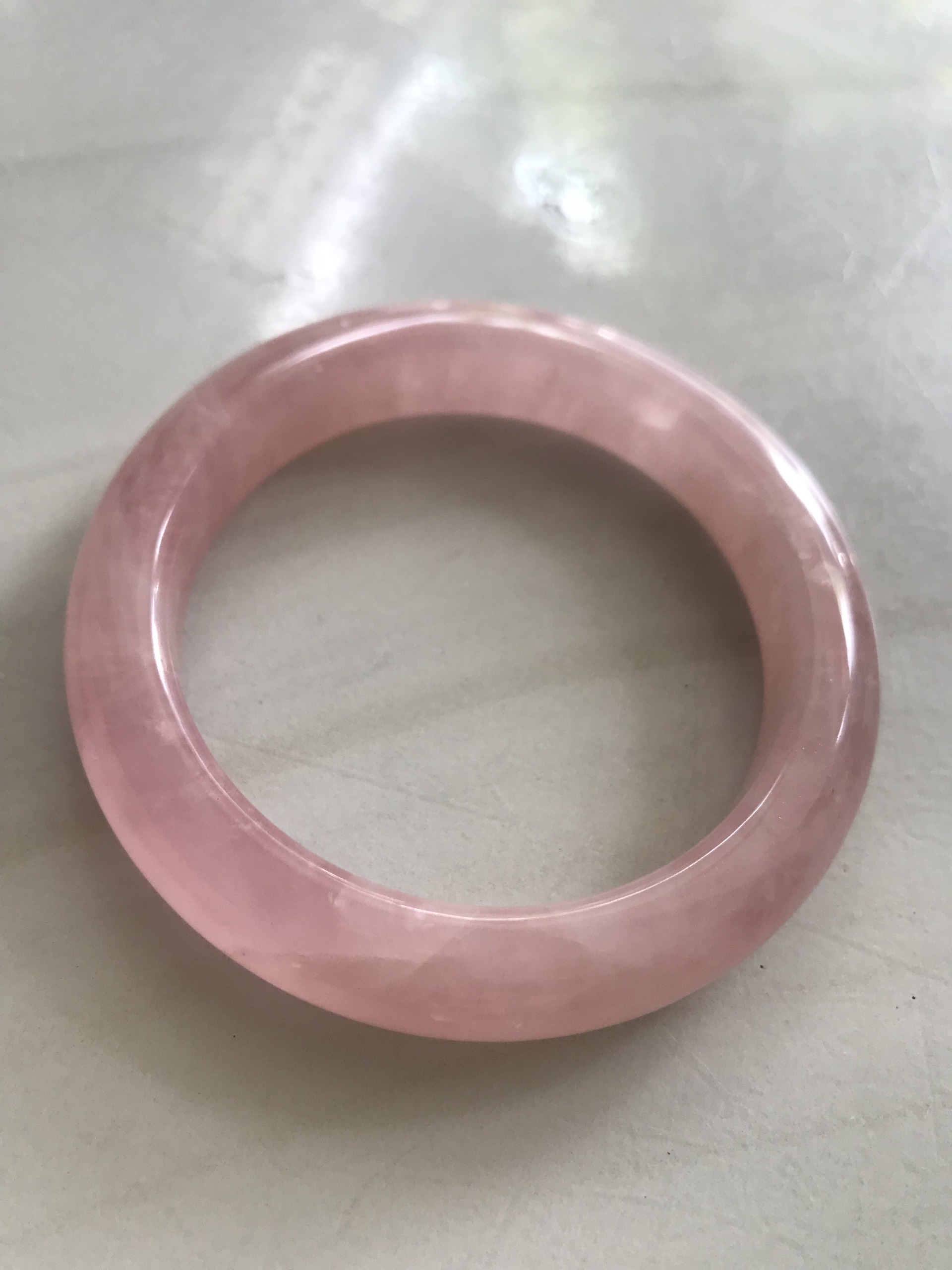 Vòng Thạch Anh Hồng Tự Nhiên Bản Hẹ Mới đẹp Ni 52mm Cao 11mm Dầy 8mm Màu Hồng xinh bóng đẹp Nữ mệnh Hỏa mệnh Thổ tay nhỏ đeo 45kg - 52 kg ạ