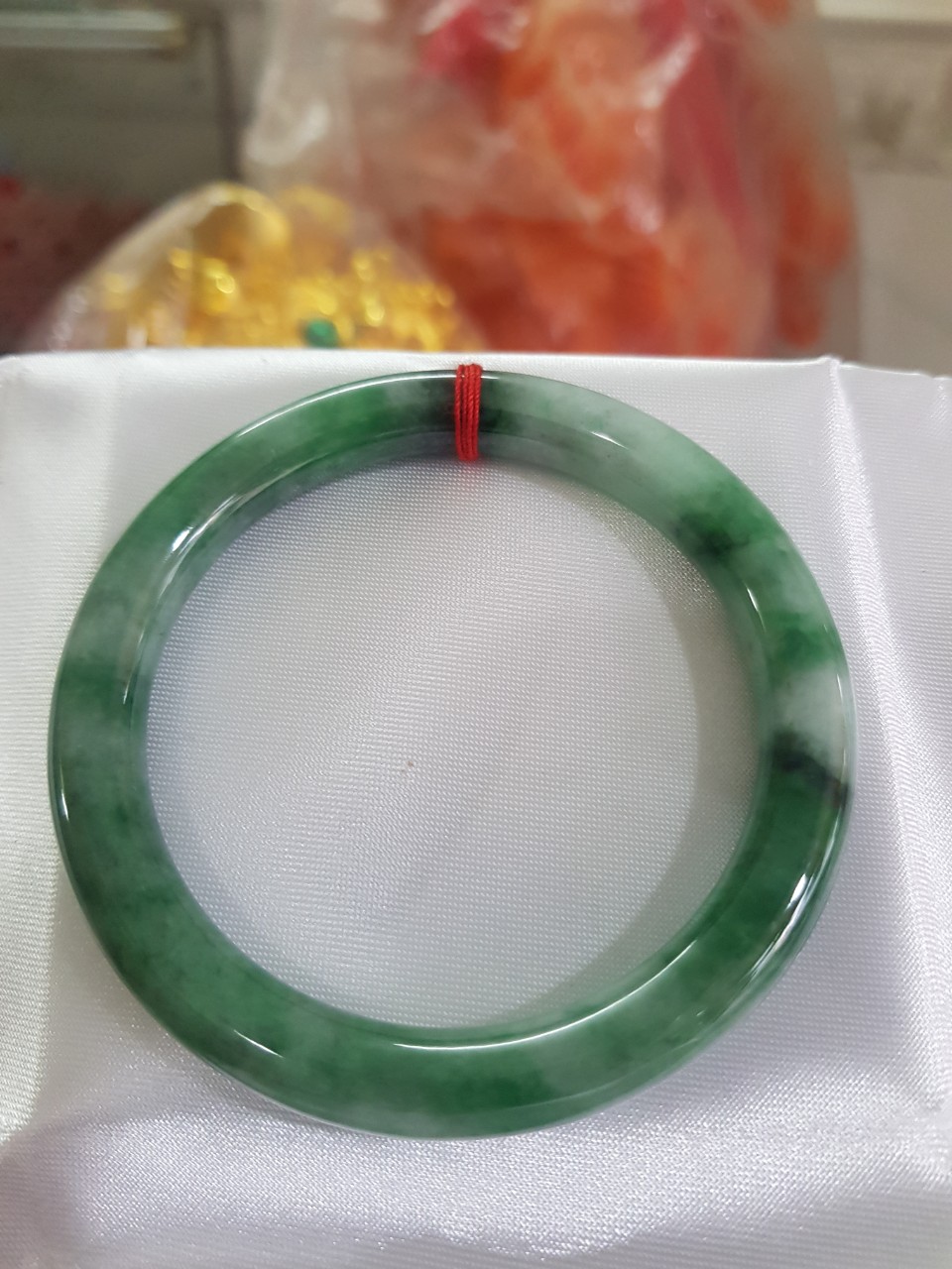 Vòng Cẩm Thạch tự nhiên mới cao cấp đẹp Đậu Lý Sịn Sao 54mm x cọng 8mm màu xanh đậu lý đậm nhạt điểm trắng nhẹ đẹp bóng nữ 53kg - 60kg đeo rất đẹp sang tay món quà tặng Mẹ , Vợ người thân ý nghĩa ạ