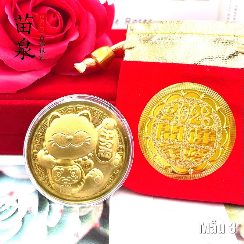 Đồng xu Hình Con Mèo Vàng chiêu tài + túi gấm đỏ 2023 may mắn - Mẫu 3 - PASA COLLECTION