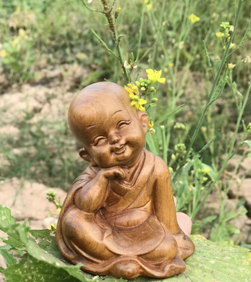 Bộ tượng chú tiểu an nhiên bằng gỗ bách xanh thơm phức kt cao 8×7×6cm