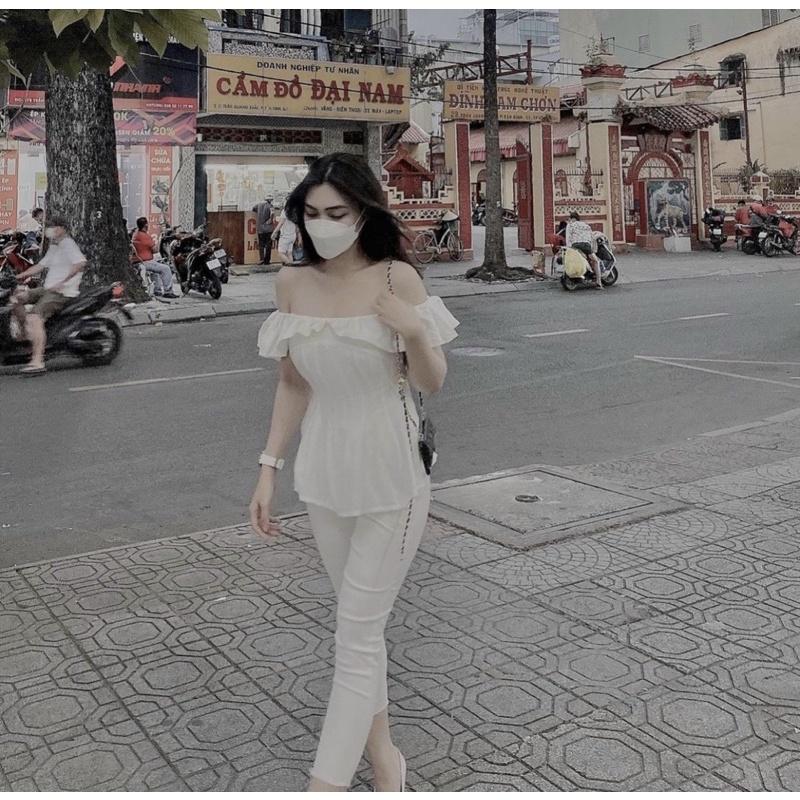 Set áo trắng bẹt vai với quần baggy