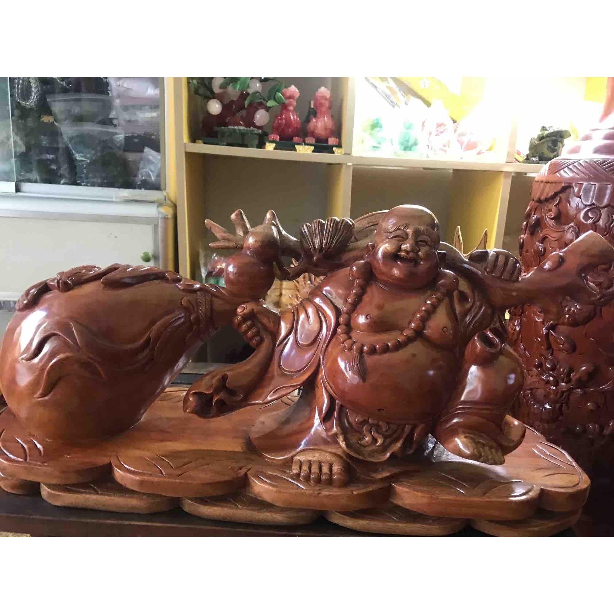 TƯỢNG PHẬT DI LẶC GỖ GÕ KÉO BAO TIỀN THẬT TO TAY CẦM HỒ LÔ HÚT TÀI VÁC TRÊN VAI DÀI 60CM CAO 30CM SÂU 20CM RẤT DUYÊN