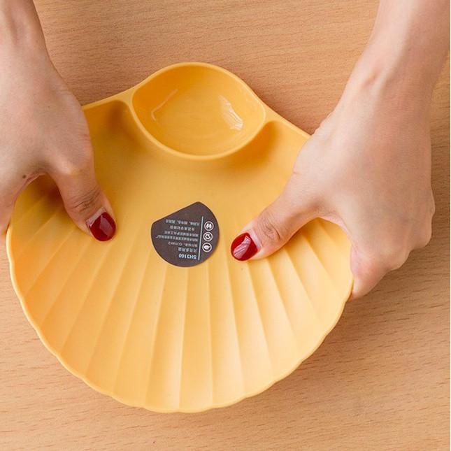 Đĩa nhựa decor đẹp set 4 đĩa đựng thức ăn hình vỏ sò có ngăn để gia vị chấm nhiều màu chất lượng cao