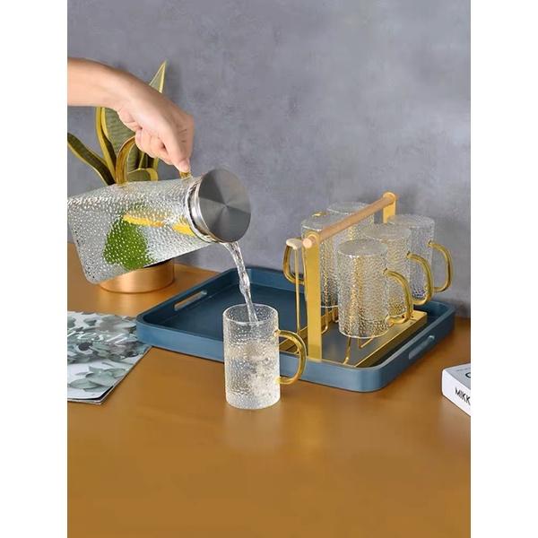 BỘ BÌNH 6 CỐC THUỶ TINH ĐÁY BẰNG QUAI VÀNG KÈM GIÁ TREO VÀ KHAY XANH CAO CẤP