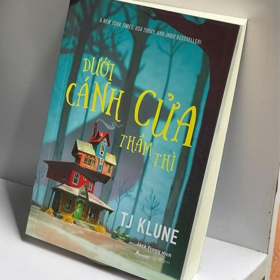 Dưới Cánh Cửa Thầm Thì