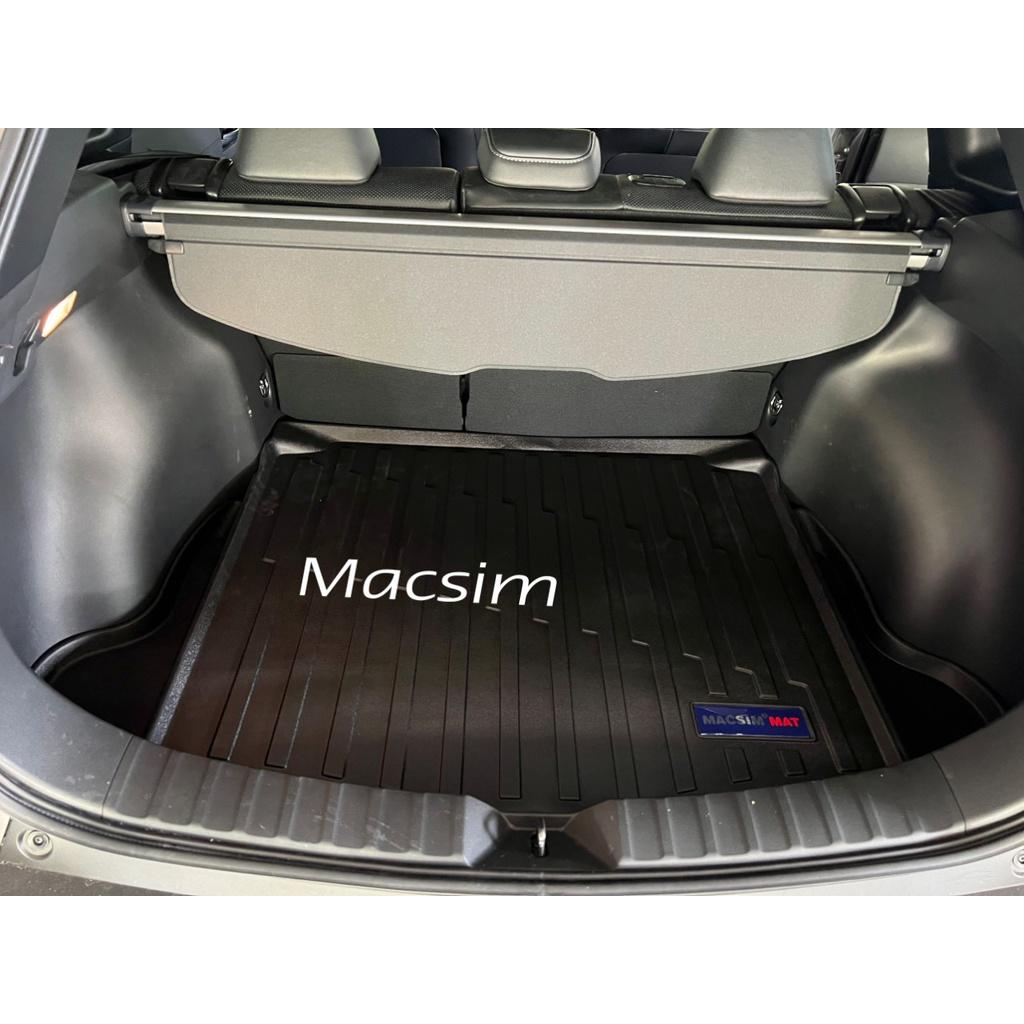 Thảm lót cốp xe ô tô Toyota Cross nhãn hiệu Macsim chất liệu TPV cao cấp màu đen nhám.