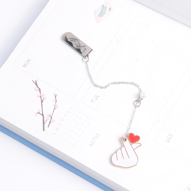 Bookmark kim loại mặt dây chuyền đính ngọc trai sáng tạo - Tay bắn tim