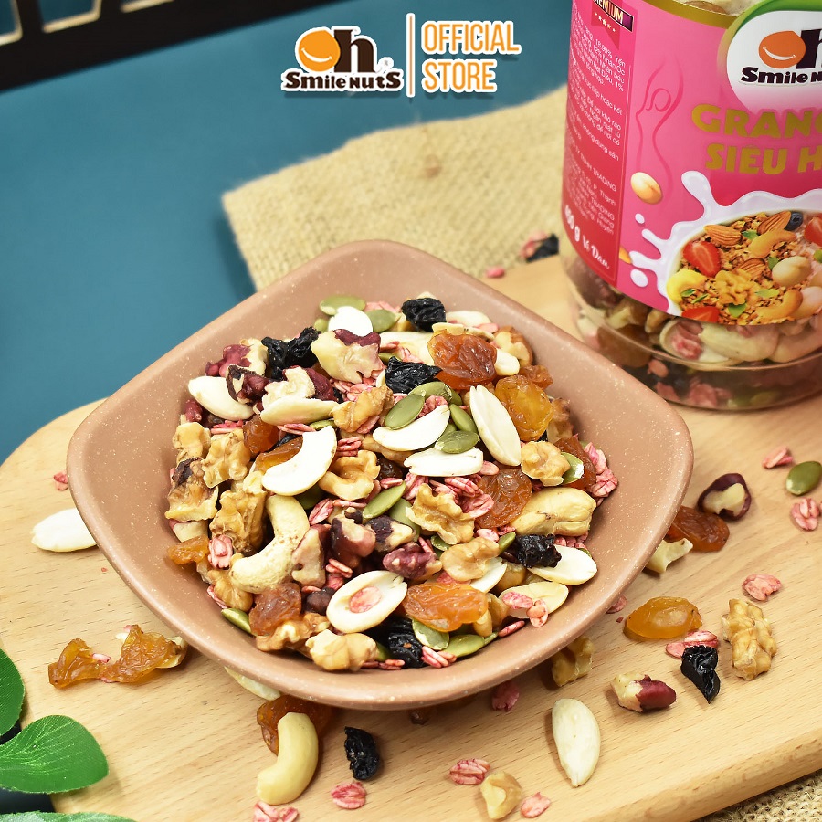 Granola Ngũ Cốc ăn kiêng Siêu Hạt Smilenuts vị Dâu hủ 225g - Gồm Hạnh Nhân bóc vỏ, Nho khô, Óc Chó, Yến Mạch, Hạt điều, Nhân bí xanh và Mật ong _ Ngũ cốc ăn kiêng Granola vị Dâu