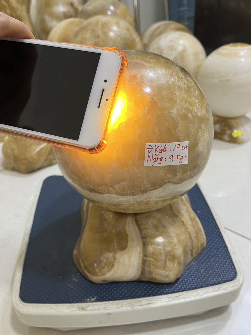 Cầu bi phong thủy đường kính 17 cm, nặng 9 kg màu vàng nâu cho người mệnh Kim và Thổ, xuyên ánh sáng