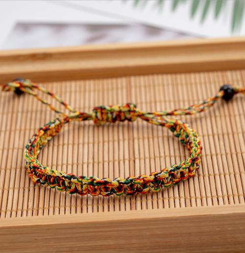 Vòng chỉ đỏ Tây Tạng may mắn kiểu tết dẹt đính hạt 2 đầu