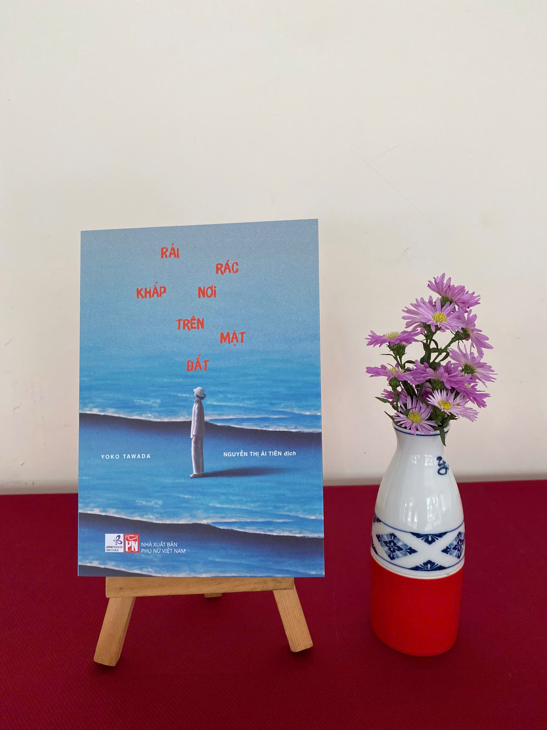 Sách Rải Rác Khắp Nơi Trên Mặt Đất