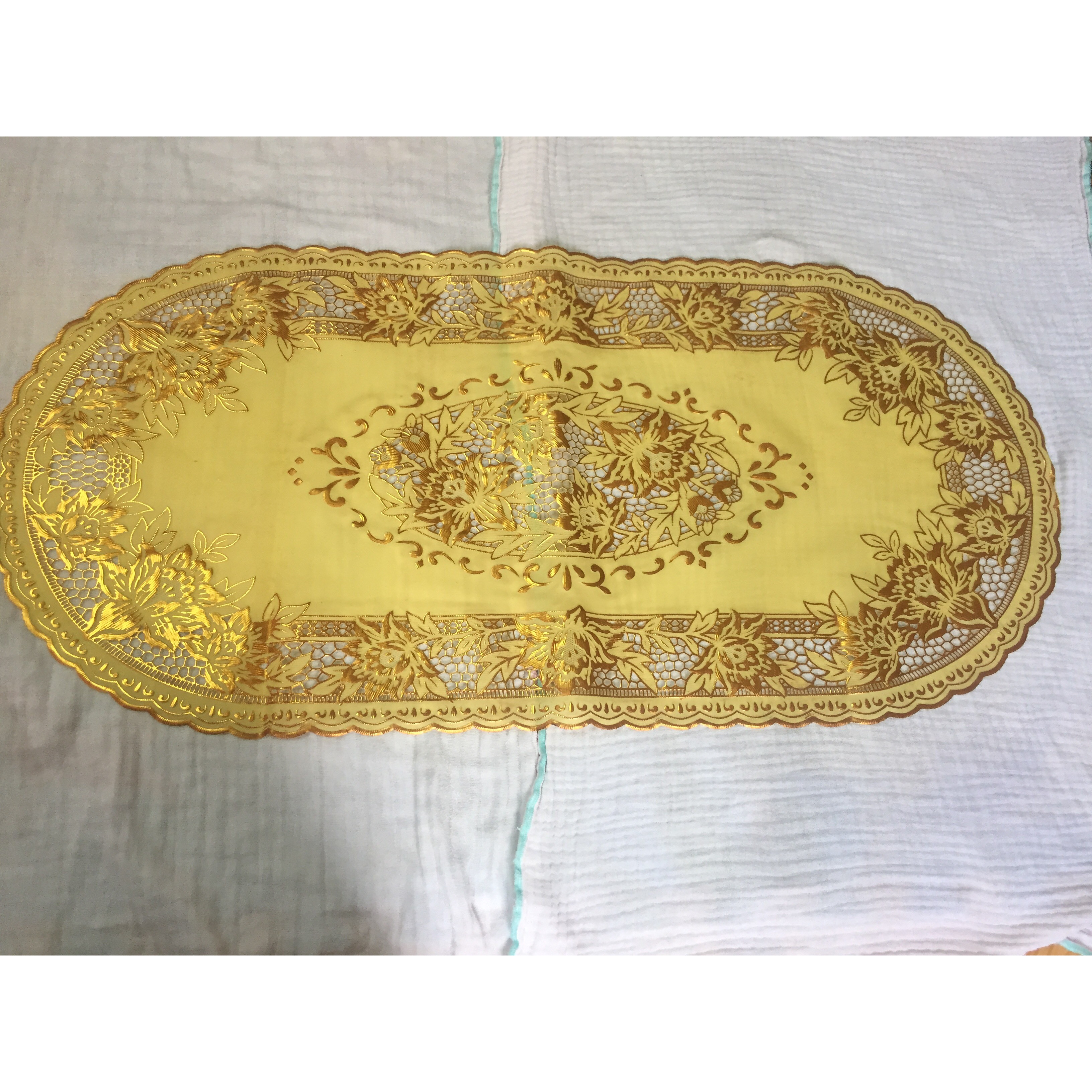 Khăn trải bàn salon hình oval 40 x 84cm nhũ vàng