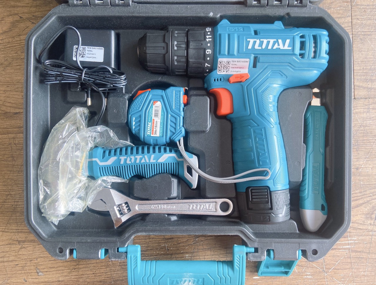 Bộ máy khoan dùng pin và 81 chi tiết Total THKTHP10812