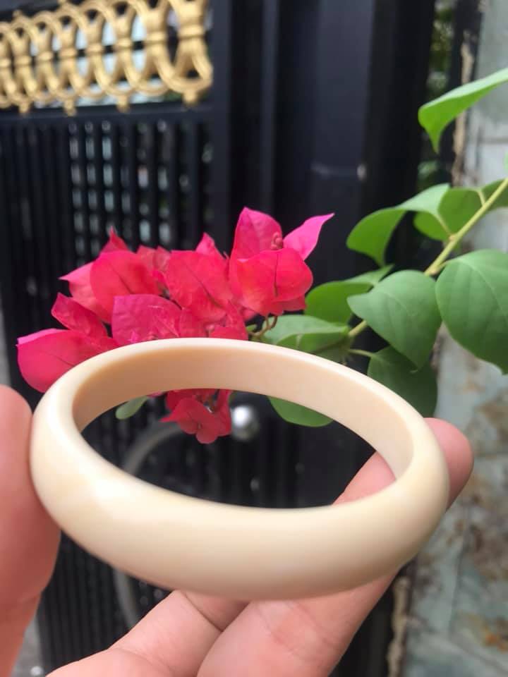 VÒNG TAY NỮ ĐEO MÀU TRẮNG GIẢ NGÀ HAY GỌI LÀ XƯƠNG MỸ NGHỆ  SIZE 52MM x Bản Cao 12mm x Dầy 6,5mm  NỮ NẶNG 50KG TRỞ XUỐNG ĐEO Ạ 