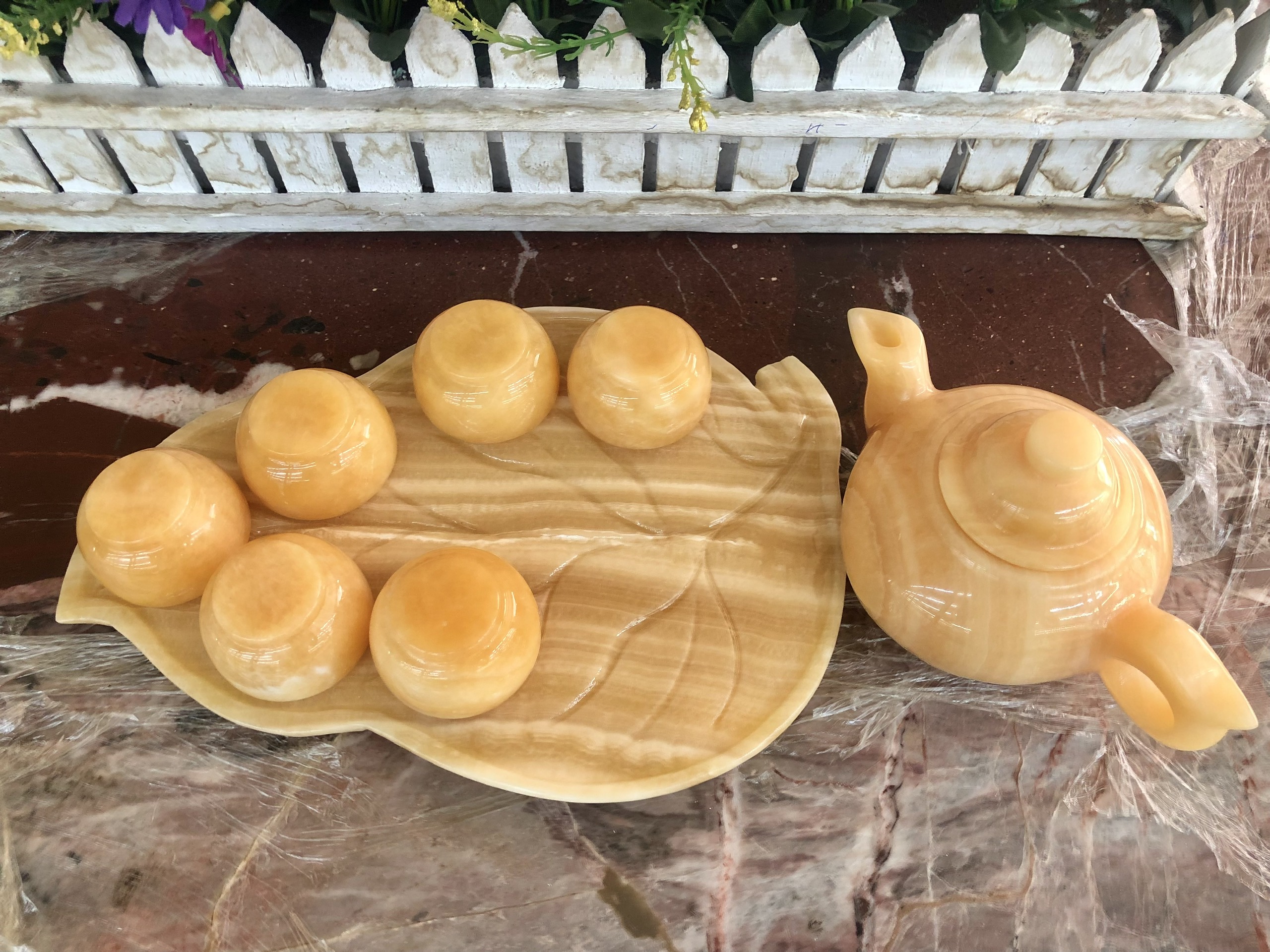 Bộ ấm trà với dĩa kiểu chếc lá đá ngọc hoàng long
