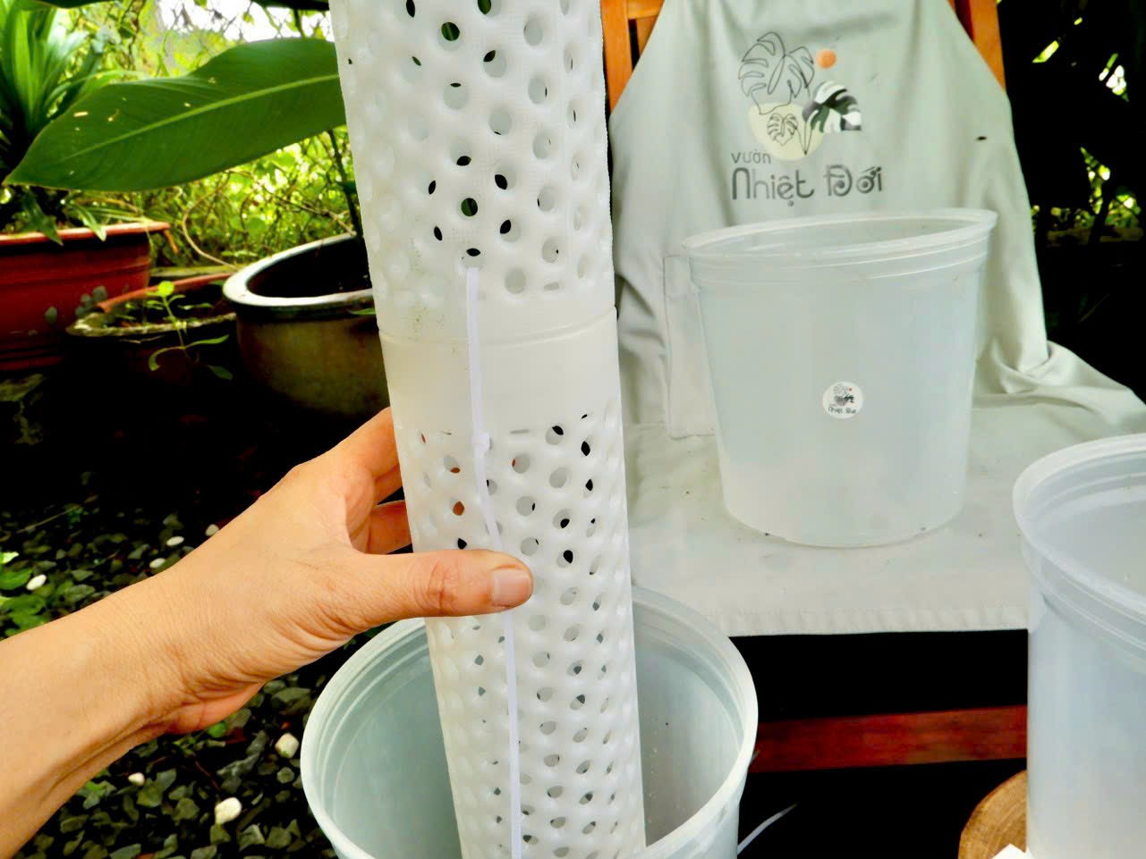 Chậu nhựa trắng trong 18x16cm, thoát nước tốt, chống bể vỡ, dễ lắp trụ rêu trồng cây.