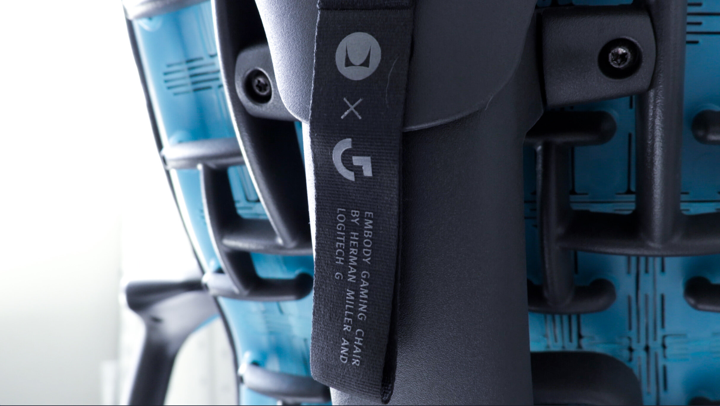 Ghế công thái học Herman Miller Embody & Logitech G, ghế làm việc đứng đầu về hỗ trợ cột sống