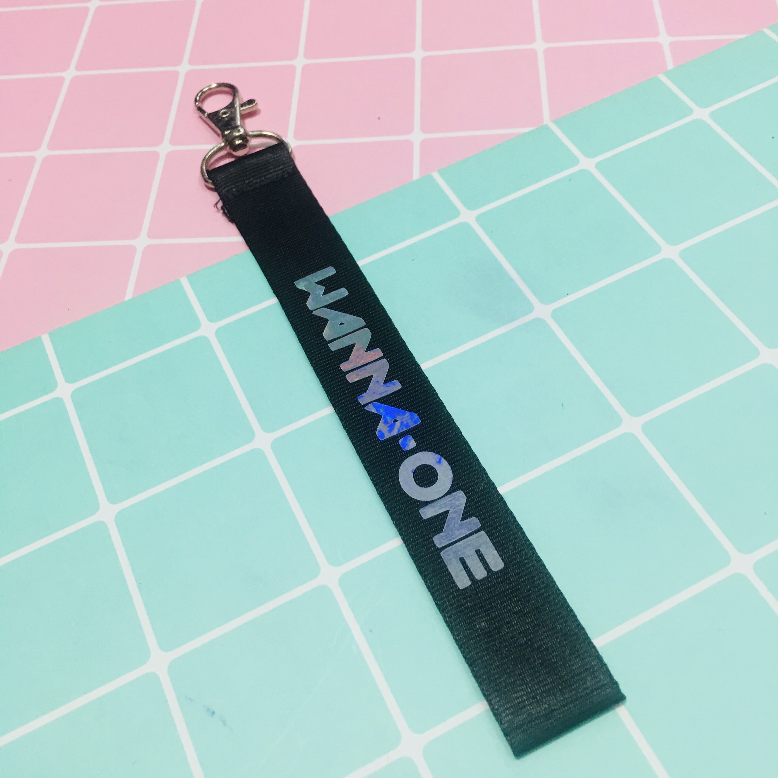 Móc khoá nametag WANNA ONE chữ PHẢN QUANG KPOP