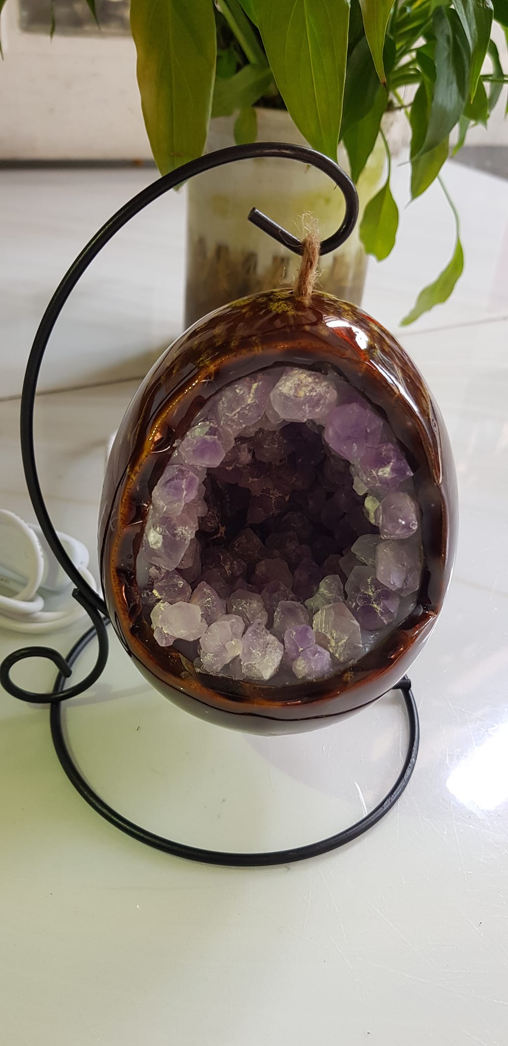 Miếng thạch anh tím tự nhiên hốc sâu có đế kiểu có đèn điện công dụng hút tài lộc Size cả chân Cao 16cm đk 12cm miếng tím cao 10cm x đk 8cm Anh Chị để bàn trang trí nhà bàn thờ Thần Tài và treo trong phòng làm đèn ngủ may mắn màu tím thật sự rất tốt đẹp ạ