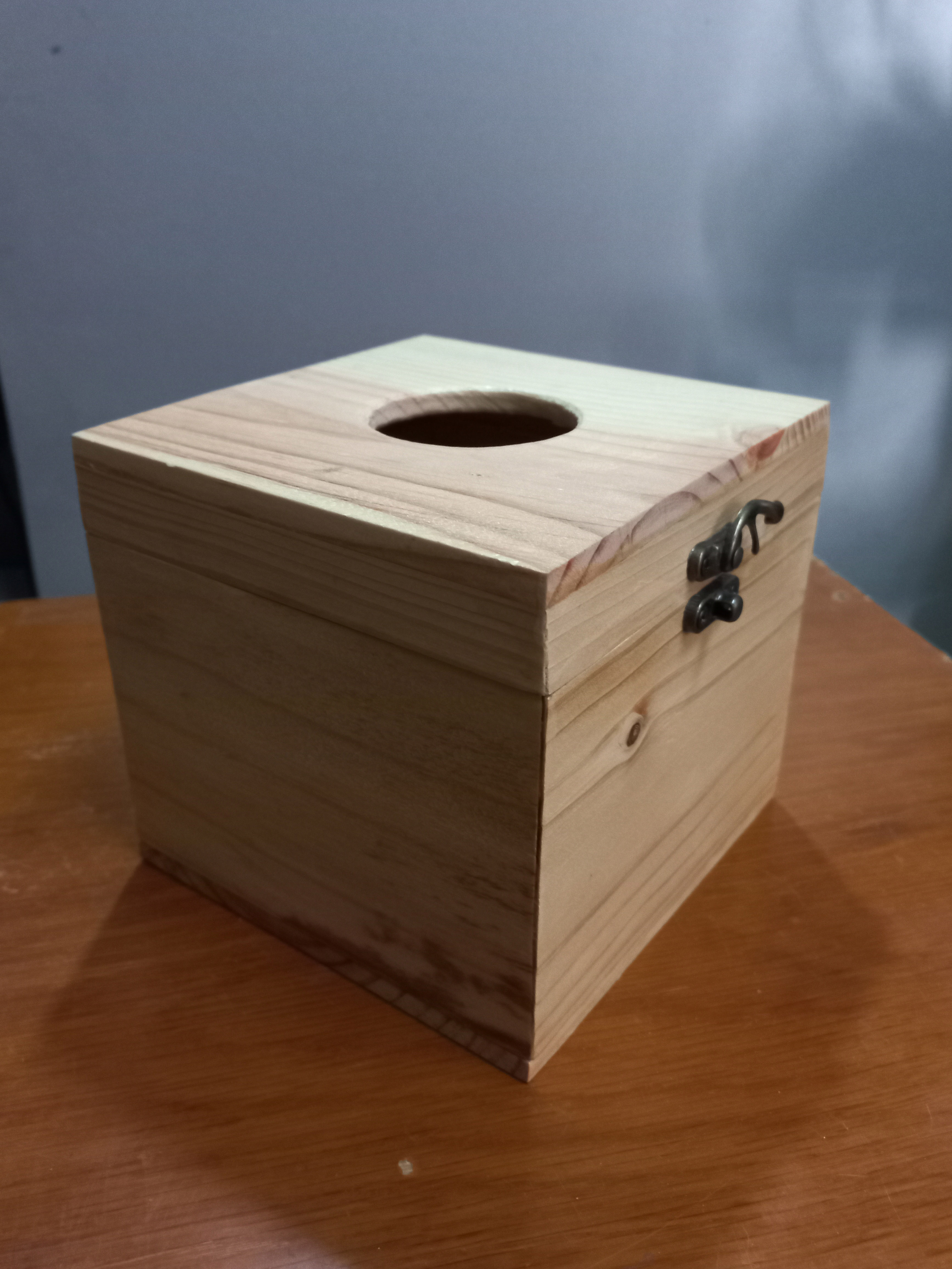 hộp gỗ thông đựng khăn giấy tròn.